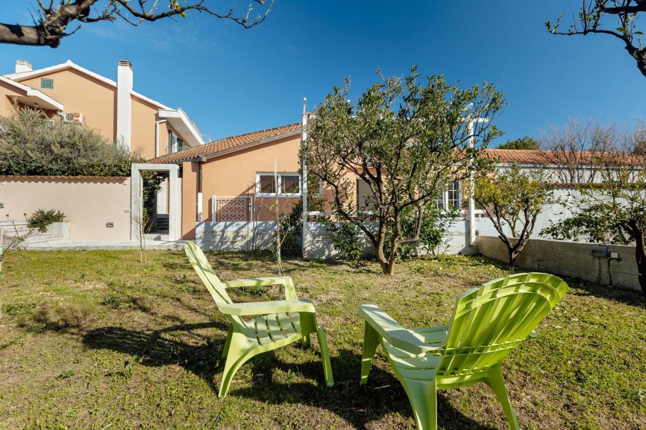 Stylish Mini-House With Garden & Beach Bijela Exterior foto